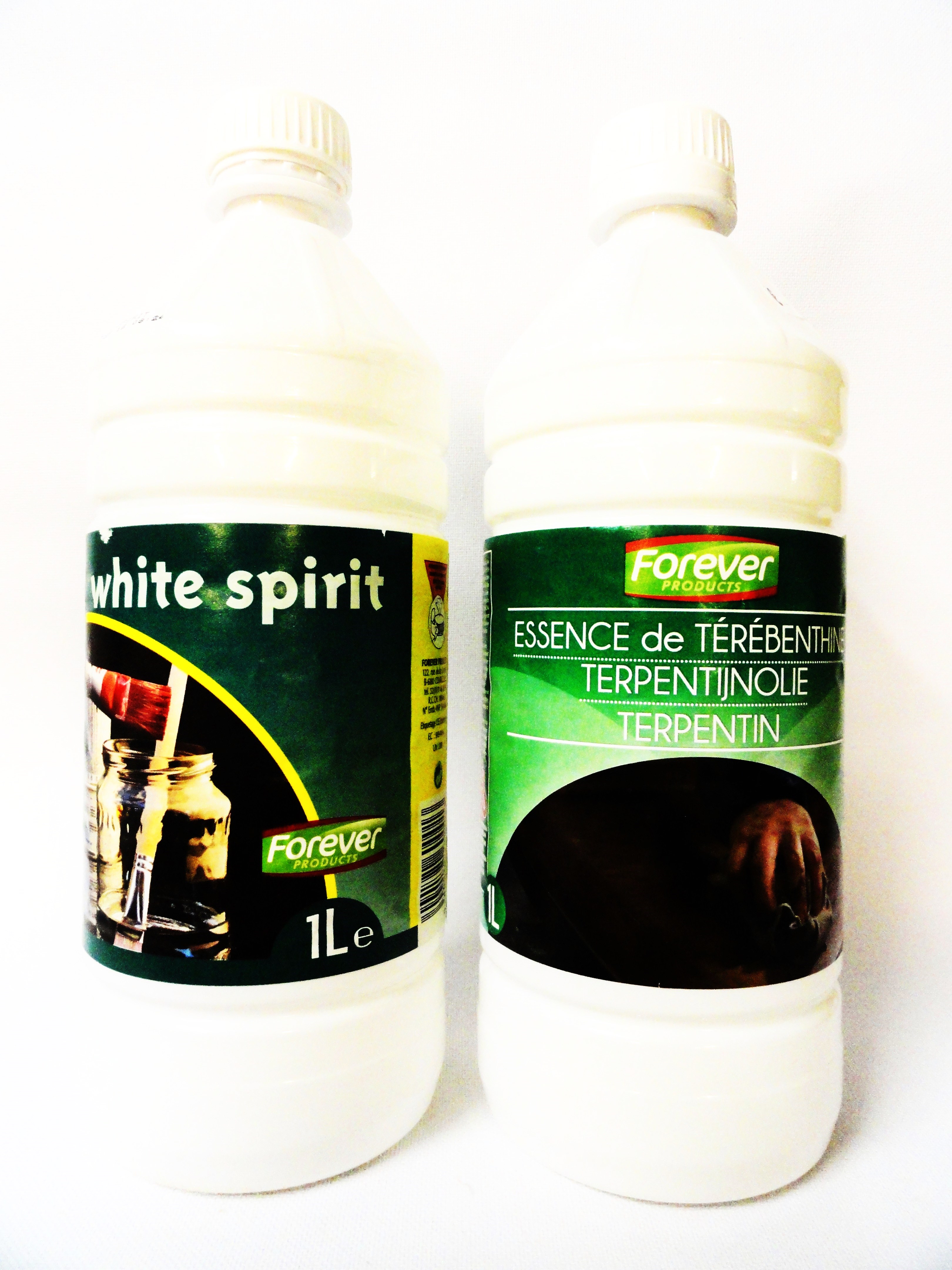FOTO: White-spirit en terpentijn kunnen ook in 1 liter- flessen worden aangekocht. Dit is meestal voordeliger.